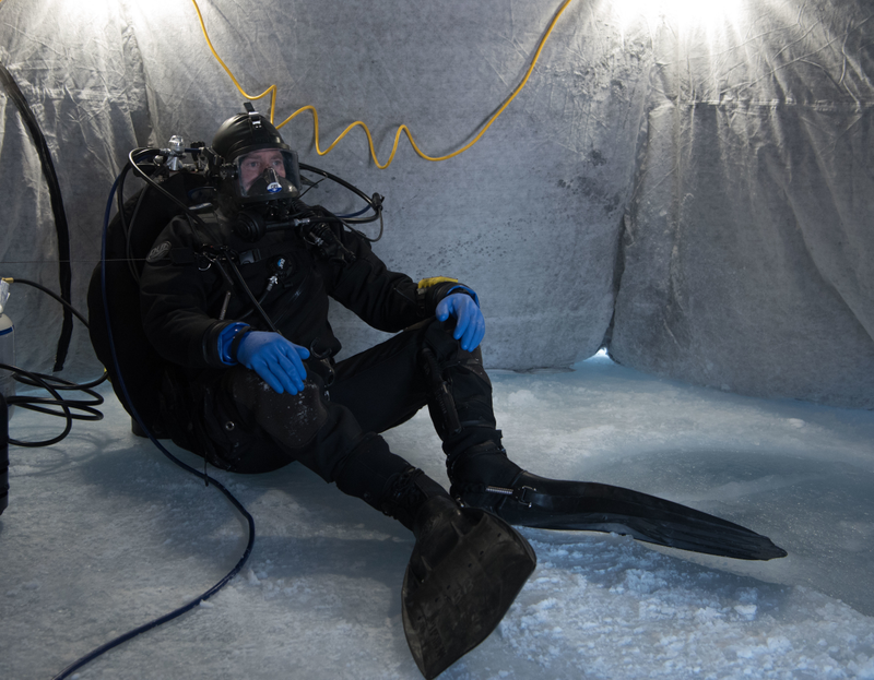 Illustration for article titled This Is What It Looks Like Inside A Submarine Breaking Through Ice